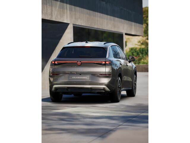 Volkswagen T-Roc 1.5 eTSI 116 7DSG Life First Edition | 'App-Connect' draadloze smartphone integratie | Automatische afstandsregeling (Adaptive Cruise Control) | Buitenspiegels elektrisch instel-, verwarm- en inklapbaar