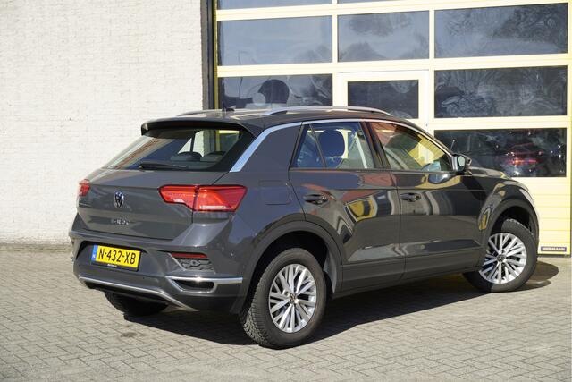 Volkswagen T-Roc 1.5 TSI 150PK! Automaat Style Business BJ2022 Lmv 16" | Led V+A | Pdc | Elek. achterklep | App-Connect | Navi | Climate control | Cruise control | Verwarmde voorstoelen | Getint glas