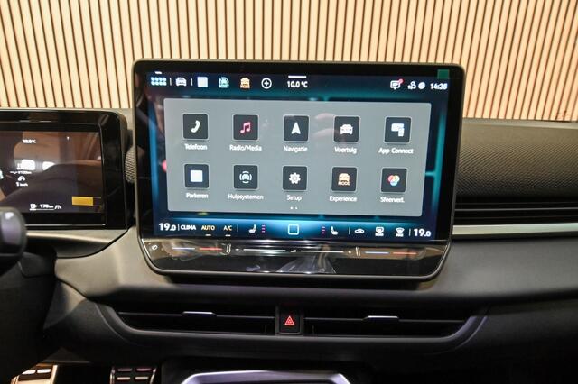 Volkswagen T-Roc 1.5 eTSI R-Line | HUD | BLACK PACK | ELEKTR. ACHTERKLEP | STOELV