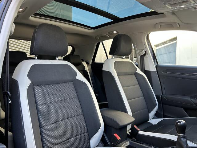 Volkswagen T-Roc 1.5 TSI Sport | Panorama-dak | Trekhaak | Dealer Onderhouden | Achteruitrijcamera | Carplay |