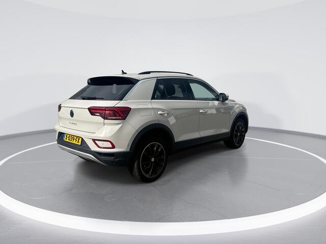 Volkswagen T-Roc 1.5 TSI 150pk DSG Life · Trekhaak · Stoelverwarming · Apple/Android Car Play · Navigatie · 18'' Velgen ·
