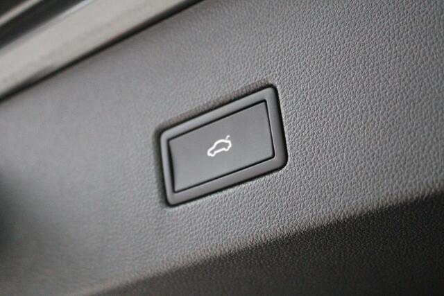 Volkswagen T-Roc 1.5 TSI R-Line DSG Blackstyle Panoramadak | Camera | 19" Velgen | IQ light | Side Assist | El. achterklep