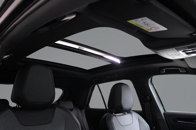 Volkswagen T-Roc 1.5 TSI R-Line DSG Blackstyle Panoramadak | Camera | 19" Velgen | IQ light | Side Assist | El. achterklep