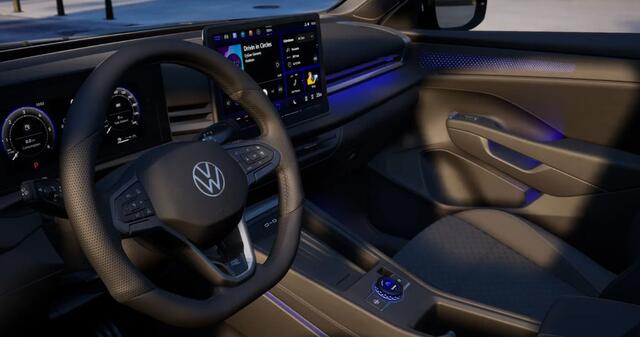 Volkswagen T-Roc 1.5 eTSI 150 pk R-Line First Edition / Panoramadak / Head-Up / Side Assist / 360 Camera / Trekhaak / 20'' LMV