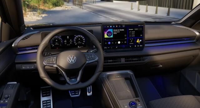 Volkswagen T-Roc 1.5 eTSI 150 pk R-Line First Edition / Panoramadak / Head-Up / Side Assist / 360 Camera / Trekhaak / 20'' LMV