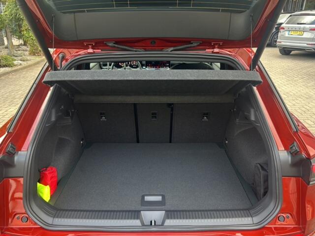 Volkswagen T-Roc 1.5 eTSI R-LINE BLACK STYLE TREKHAAK/ELEK-KLEP/CAMERA/ACC/STOELVERW