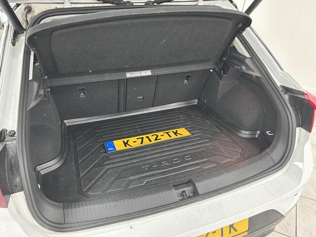 Volkswagen T-Roc 1.0 TSI Style Business TREKHAAK | NAVIGATIE | PARKEERSENSOREN VOOR-EN ACHTER