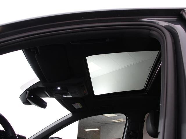 Volkswagen T-Roc 1.5 TSI DSG R-Line + Design pakket Black style | Panorama dak | Trekhaak | Navigatie | Apple Carplay/Android Auto | Climate control