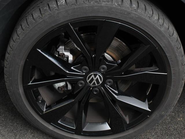 Volkswagen T-Roc 1.5 TSI DSG R-Line + Design pakket Black Automaat Climate control Stoelverwarming Stuurverwarming Parkeersensoren LED Adaptieve cruise control Camera Panorama dak Navigatie Apple Carplay/Android Auto Climate control