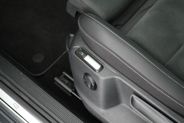 Volkswagen T-Roc 1.5 TSI 150pk R-Line Trekhaak Camera Stoelverwarming + Massage Virtual Cockpit Navigatie