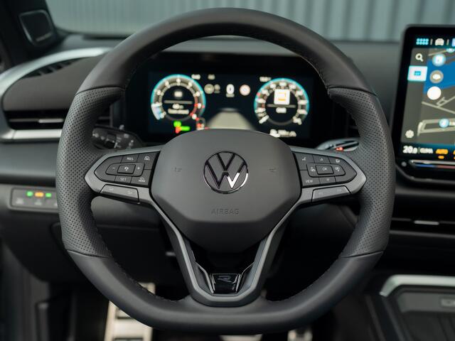 Volkswagen T-Roc 1.5 eTsi R-Line First Edition | Trekhaak wegkl. | 360 Camera | Panodak | Harman/Kardon | Prijs Rijklaar!!