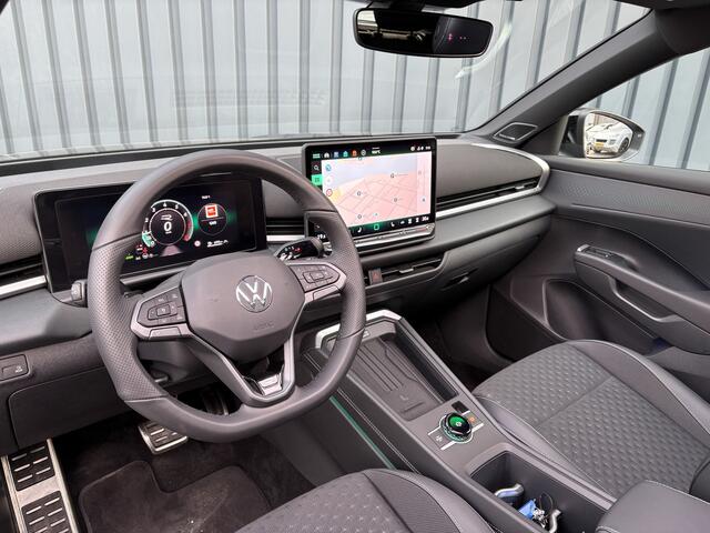 Volkswagen T-Roc 1.5 eTsi R-Line First Edition | Trekhaak wegkl. | 360 Camera | Panodak | Harman/Kardon | Prijs Rijklaar!!