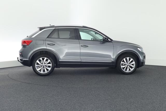 Volkswagen T-Roc 1.5 TSI 150pk DSG Style Trekhaak Camera Stoelverwarming Navigatie