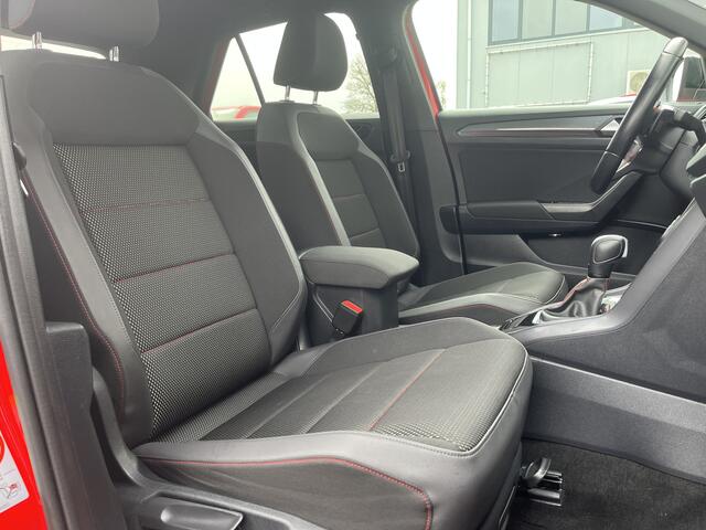 Volkswagen T-Roc 1.5 TSI Sport Business R-line Digitaal display Stoelverwarming Electrische achterklep Airco Cruise controle Apple carplay Telefoonverbinding Navigatiesysteem