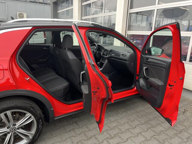 Volkswagen T-Roc 1.5 TSI Sport Business R-line Digitaal display Stoelverwarming Electrische achterklep Airco Cruise controle Apple carplay Telefoonverbinding Navigatiesysteem
