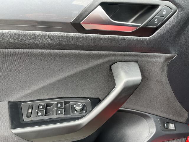 Volkswagen T-Roc 1.5 TSI Sport Business R-line Digitaal display Stoelverwarming Electrische achterklep Airco Cruise controle Apple carplay Telefoonverbinding Navigatiesysteem