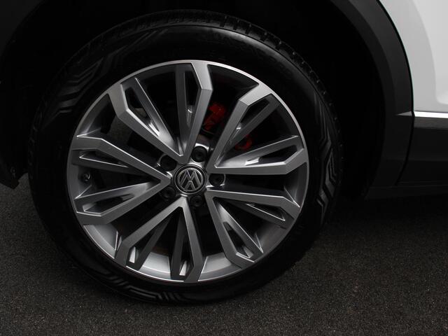 Volkswagen T-Roc 1.5 TSI Sport R-Design Automaat Navigatie Stoelverwarming Afneembare trekhaak Sfeerverlichting LED Lichtmetalen velgen Adaptieve cruise control Apple Carplay/ Andriod Auto Digitale cockpit