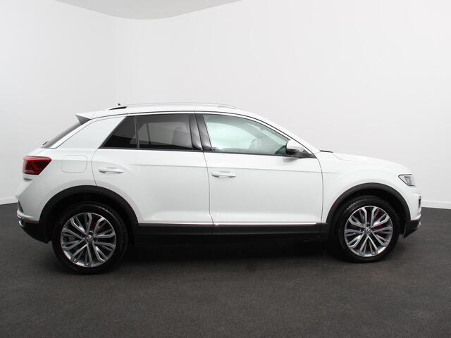 Volkswagen T-Roc 1.5 TSI Sport R-Design Automaat Navigatie Stoelverwarming Afneembare trekhaak Sfeerverlichting LED Lichtmetalen velgen Adaptieve cruise control Apple Carplay/ Andriod Auto Digitale cockpit