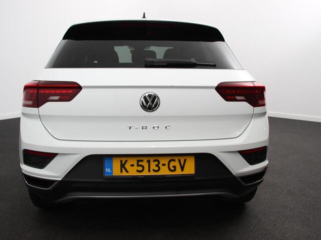 Volkswagen T-Roc 1.5 TSI Sport R-Design Automaat Navigatie Stoelverwarming Afneembare trekhaak Sfeerverlichting LED Lichtmetalen velgen Adaptieve cruise control Apple Carplay/ Andriod Auto Digitale cockpit