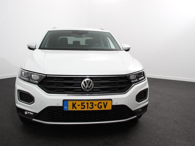 Volkswagen T-Roc 1.5 TSI Sport R-Design Automaat Navigatie Stoelverwarming Afneembare trekhaak Sfeerverlichting LED Lichtmetalen velgen Adaptieve cruise control Apple Carplay/ Andriod Auto Digitale cockpit
