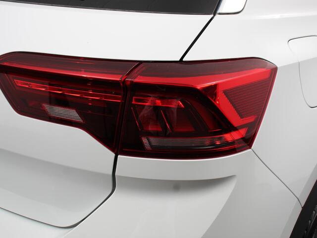 Volkswagen T-Roc 1.5 TSI Sport R-Design Automaat Navigatie Stoelverwarming Afneembare trekhaak Sfeerverlichting LED Lichtmetalen velgen Adaptieve cruise control Apple Carplay/ Andriod Auto Digitale cockpit