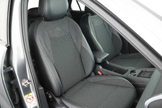 Volkswagen T-Roc 1.5 eTsi 150pk DSG R-Line First Edition Trekhaak Camera Keyless Stoelverwarming Virtual Cockpit Navigatie