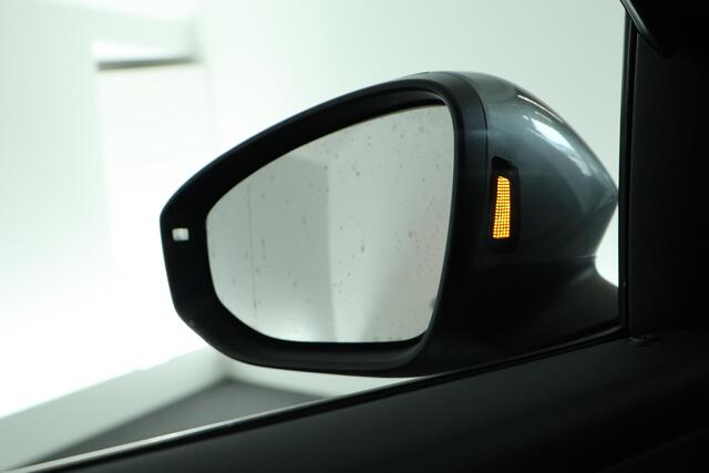 Volkswagen T-Roc 1.5 eTsi 150pk DSG R-Line First Edition Trekhaak Camera Keyless Stoelverwarming Virtual Cockpit Navigatie