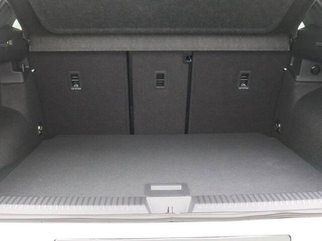 Volkswagen T-Roc 1.5 eTsi R-Line First Edition 150PK DSG Pano-Schuifdak, Trekhaak, Black Style, 20" LM Velgen, Keyless, Side Asisst, Matrix LED-Verlichting, Achteruitrijcamera