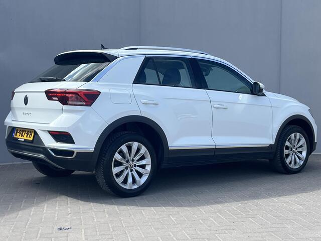 Volkswagen T-Roc 1.5 TSI Sport / Keyless Entry & Start / Achteruitrijcamera / Apple Carplay & Android Auto / DAB Radio / Elektrische achterklep / Lichtmetalen velgen 17" /