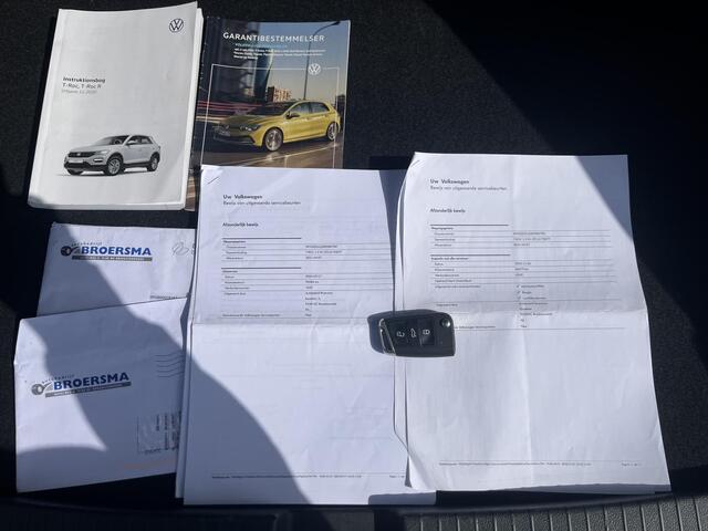Volkswagen T-Roc 1.5 TSI Sport / Keyless Entry & Start / Achteruitrijcamera / Apple Carplay & Android Auto / DAB Radio / Elektrische achterklep / Lichtmetalen velgen 17" /