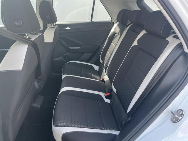 Volkswagen T-Roc 1.5 TSI Sport / Keyless Entry & Start / Achteruitrijcamera / Apple Carplay & Android Auto / DAB Radio / Elektrische achterklep / Lichtmetalen velgen 17" /