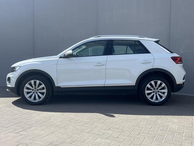 Volkswagen T-Roc 1.5 TSI Sport / Keyless Entry & Start / Achteruitrijcamera / Apple Carplay & Android Auto / DAB Radio / Elektrische achterklep / Lichtmetalen velgen 17" /