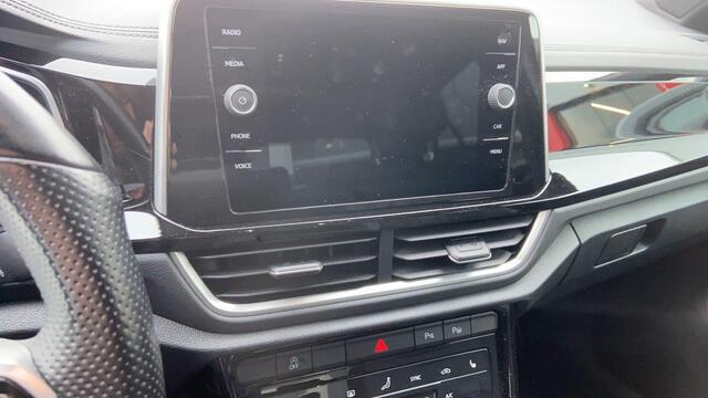 Volkswagen T-Roc 1.5 TSI R-Line Business+ Achteruitrijcamera (rear view), parkeersensoren voor en achter (pdc), digital cockpit pro, R-Line in- en exterieur, LED Matrix (IQ.Lights), climatronic, navigatie, 18" 'Nevada' LMV, verwarmbare voorstoelen, verwarmbaar multifuncti