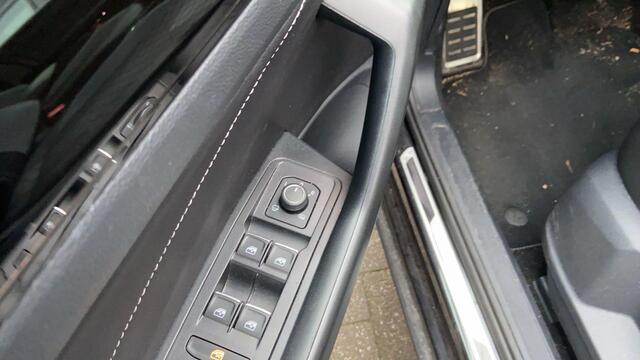 Volkswagen T-Roc 1.5 TSI R-Line Business+ Achteruitrijcamera (rear view), parkeersensoren voor en achter (pdc), digital cockpit pro, R-Line in- en exterieur, LED Matrix (IQ.Lights), climatronic, navigatie, 18" 'Nevada' LMV, verwarmbare voorstoelen, verwarmbaar multifuncti