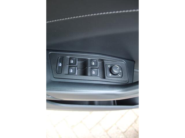 Volkswagen T-Roc 1.5-150pk R-Line Edition DSG-AUTOMAAT ! Gun u het comfort en gemak van een automaat ! Slechts 16.000km ! Winterpakket, Adapt. Cruise Control, Climate Control, Camera, CarPlay