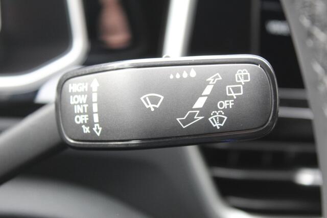 Volkswagen T-Roc 1.5-150pk R-Line Edition DSG-AUTOMAAT ! Gun u het comfort en gemak van een automaat ! Slechts 16.000km ! Winterpakket, Adapt. Cruise Control, Climate Control, Camera, CarPlay