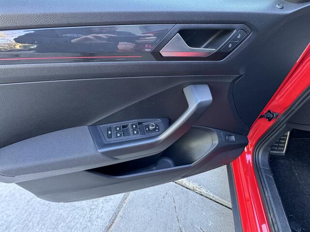 Volkswagen T-Roc 1.5 TSI 150pk DSG Sport Stoelverwarming Virtual Cockpit Navigatie Trekhaak Climate Control LED Koplampen