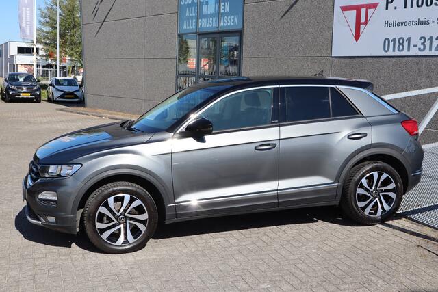Volkswagen T-Roc 1.5 TSI AUTOMAAT Dealeronderhouden/Trekhaak/Apple carplay/Stoelverwarming/Navigatie/Parkeersensoren rondom/Climate control/DAB/Lage km stand!