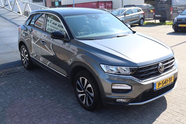 Volkswagen T-Roc 1.5 TSI AUTOMAAT Dealeronderhouden/Trekhaak/Apple carplay/Stoelverwarming/Navigatie/Parkeersensoren rondom/Climate control/DAB/Lage km stand!
