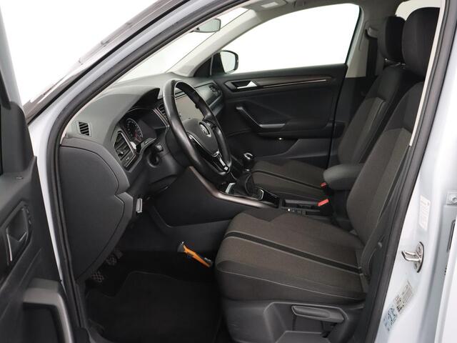 Volkswagen T-Roc 1.0 TSI Style | Stoelverwarming | Camera | Carplay | Adaptive cruise | Navigatie | Full LED | Climate control | DAB | Bluetooth | Parkeerhulp | Getint glas