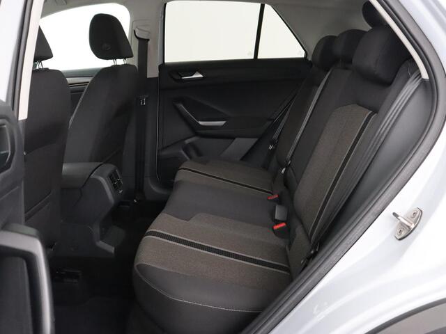 Volkswagen T-Roc 1.0 TSI Style | Stoelverwarming | Camera | Carplay | Adaptive cruise | Navigatie | Full LED | Climate control | DAB | Bluetooth | Parkeerhulp | Getint glas