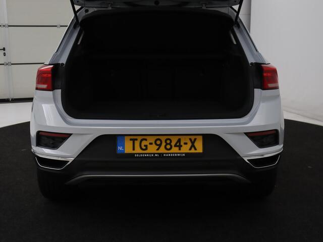 Volkswagen T-Roc 1.0 TSI Style | Stoelverwarming | Camera | Carplay | Adaptive cruise | Navigatie | Full LED | Climate control | DAB | Bluetooth | Parkeerhulp | Getint glas