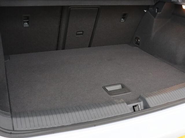 Volkswagen T-Roc 1.0 TSI Style | Stoelverwarming | Camera | Carplay | Adaptive cruise | Navigatie | Full LED | Climate control | DAB | Bluetooth | Parkeerhulp | Getint glas