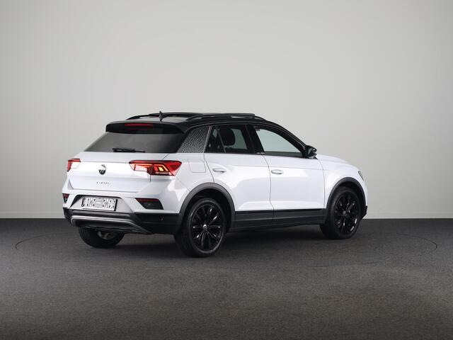 Volkswagen T-Roc 1.5 TSI Sport 150 pk Automaat (DSG) | Navigatie via App | Panoramadak | Parkeersensoren | Black Style pakket | Stoelverwarming |