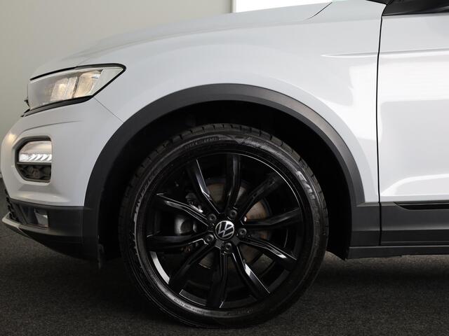 Volkswagen T-Roc 1.5 TSI Sport 150 pk Automaat (DSG) | Navigatie via App | Panoramadak | Parkeersensoren | Black Style pakket | Stoelverwarming |