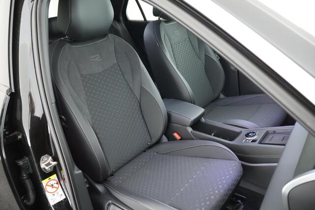 Volkswagen T-Roc 1.5 eTsi 150pk DSG R-Line First Edition Trekhaak Camera Keyless Stoelverwarming Virtual Cockpit Carplay