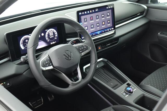 Volkswagen T-Roc 1.5 eTsi 150pk DSG R-Line First Edition Trekhaak Camera Keyless Stoelverwarming Virtual Cockpit Carplay