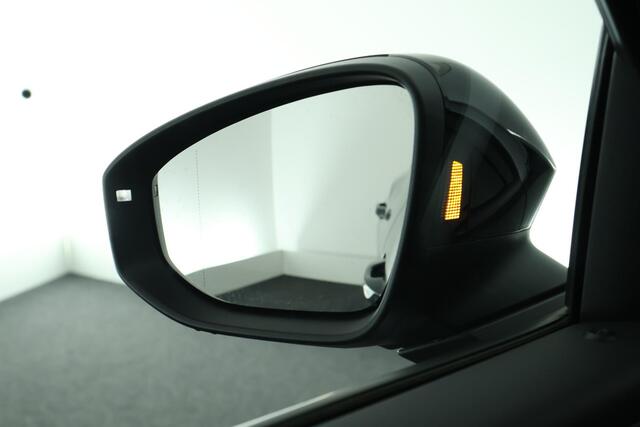 Volkswagen T-Roc 1.5 eTsi 150pk DSG R-Line First Edition Trekhaak Camera Keyless Stoelverwarming Virtual Cockpit Carplay