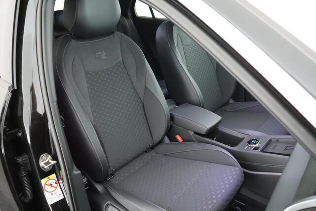 Volkswagen T-Roc 1.5 eTsi 150pk DSG R-Line First Edition Trekhaak Camera Keyless Stoelverwarming Virtual Cockpit Carplay