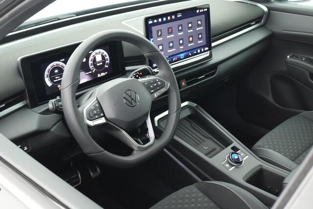 Volkswagen T-Roc 1.5 eTsi 150pk DSG R-Line First Edition Trekhaak Camera Keyless Stoelverwarming Virtual Cockpit Carplay